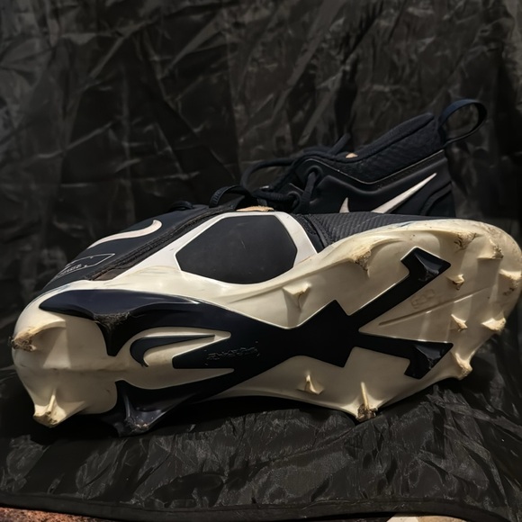 Football cleats - Picture 2 of 3